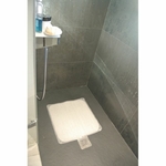 tapis-de-douche-antiderapant-blanc-antigua-dans-douche-fixe-par-4-ventouses-empeche-stagnation-eau