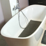 un-tapis-de-bain-antiderapant-brun-antigua-dans-baignoire-fixé-par-4-ventouses-empeche-stagnation-eau