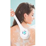 une-femme-se-lave-le-dos-avec-brosse-soins-de-la-peau-rechargeable-accessoire-pour-se-laver-et-masser