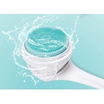 une-tete-de-brosse-soins-de-la-peau-rechargeable-montee-sur-manche-en-train-de-tourner-avec-une-brosse-interchangeable