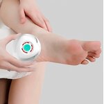 une-maint-tient-une-tete-de-brosse-de-soins-de-la-peau-rechargeable-en-train-d-exfolier-un-pied