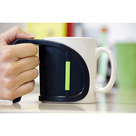 une-main-tient-une-poignee-universelle-duo-posee-sur-un-mug-2-anses-pour-boire-plus-facilement-avec-tremblements