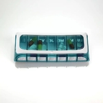 un-pilulier-semainier-compact-pilbox-tempo-bleu-pratique-pour-1-prise-medicaments-par-jour-vu-du-dessous