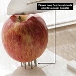 un-couteau-coupe-une-pomme-qui-est-piquee-sur-picots-plan-preparation-repas-maxi-utile-pour-couper-avec-une-seule-main