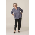 silhouette-chemisier-charlotte-imprime-bleu-pantalon-pauline-noir-vetements-adaptes-senior-scaled-e1598694325953-920x1414