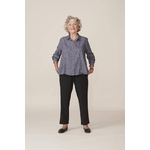 silhouette-chemisier-charlotte-imprime-bleu-pantalon-pauline-noir-vetements-elegants-pour-personnes-agees-scaled-e1598694399933-920x1380