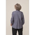 chemisier-charlotte-imprime-bleu-dos-vetement-adapte-senior-elegant-scaled-e1598694642696