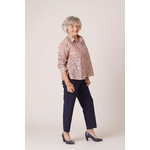 forestime-vetements-senior-chemisier-charlotte-fleurs-rose-pantalon-marine-scaled-920x1380
