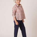 forestime-vetements-senior-chemisier-charlotte-fleurs-rose-pantalon-marine-scaled-350x350