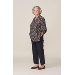 PAULINE - silhouette-tunique-imprime-marine-thelma-pantalon-bleu-marine-droit-pauline-vetements-adaptes-seniors-scaled-e1598729028178