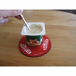 etape-3-un-pot-de-yaourt-pose-sur-une-table-grace-a-un-anneau-ventouse-sucker