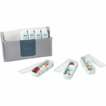 un-pilulier-pilbox-mini-ouvert-avec-3-modules-ouverts