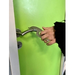 une-main-ouvre-une-poignee-de-porte-avec-poignee-sans-contact