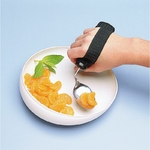une-maint-tient-une-cuillere-grace-a-une-sangle-elastique-goodgrip-et-peut-attraper-aliments-dans-assiette