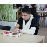 un-homme-avec-bras-dans-platre-coupe-sa-tartine-sur-planche-preparation-de-tartines-theomatik