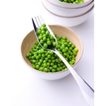 une-fourchette-creuse-handy-remplie-de-petits-pois-verts