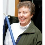 une-femme-s-aide-du-crochet-d-habillement-pour-mettre-sa-veste-en-la-passant-par-dessus-l-epaule