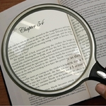 une-loupe-eclairante-supra-posee-au-dessus-d-un-livre
