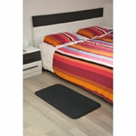 un-tapis-antiderapant-memoire-forme-secure-soft-gris-pose-le-long-d-un-lit