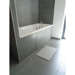 un-tapis-de-bain-en-diatomite-blanc-pose-devant-une-baignoire