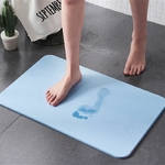 deux-pieds-qui-sortent-de-la-douche-et qui-sont-sur-sortie-bain-antiderapante-en-diatomite