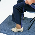 une-femme-se-chausse-en-s-aidant-du-chausse-pied-long-bleu