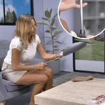 une-femme-assise-dans-un-fauteuil-plie-un-enfile-bas-poignees-pour-le-preparer-a-enfiler-un-bas