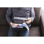 une-personne-lit-un-magazine-en-tenant-une-loupe-grande-taille-suspendue-a-son-cou