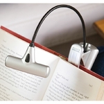 un-eclairage-appoint-pour-lecture-pose-avec-la-pince-sur-un-livre