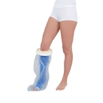 une-paire-de-jambes-avec-un-bandage-sur-pied-et-tibia-protege-par-une-protection-de-platre-etanche-demi-jambe-adulte