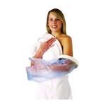 une-femme-porte-une-protection-de-platre-etanche-adulte-pour-le-bras
