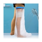 une-paire-de-jambe-avec-un-bandage-au-dessus-du-genou-protege-par-protection-etanche-pour-platre-de-jambe-pour-adulte