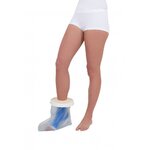 une-paire-de-jambes-avec-un-pied-avec-un-bandage-protege-dans-un-protection-platre-bandage-pied-cheville-dynaseal