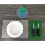 trois-sets-repas-antiderapant-ergo-transparrent-mis-en-situation-avec-assiette-couverts-gobelet