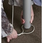 zoom-sur-un-accroche-echelle-de-lit-avec-cordon-au-pied-du-lit