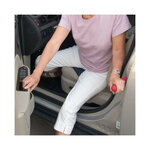 une-femme-sort-de-voiture-en-prenant-appui-sur-poignee-handybar