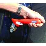 une-main-positionnee-sur-poignee-appui-handybar-dans-la-gache-de-la-portiere-de-voiture