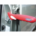 une-poignee-appui-voiture-handybar-posee-dans-la-gache-serrure-portiere-de-voiture