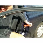 une-personne-s-appuie-sur-poignee-handybar-pour-sortir-de-voiture
