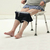 un-homme-assis-sur-une-chaise-enfile-son-slip-avec-enfile-slip-pliable