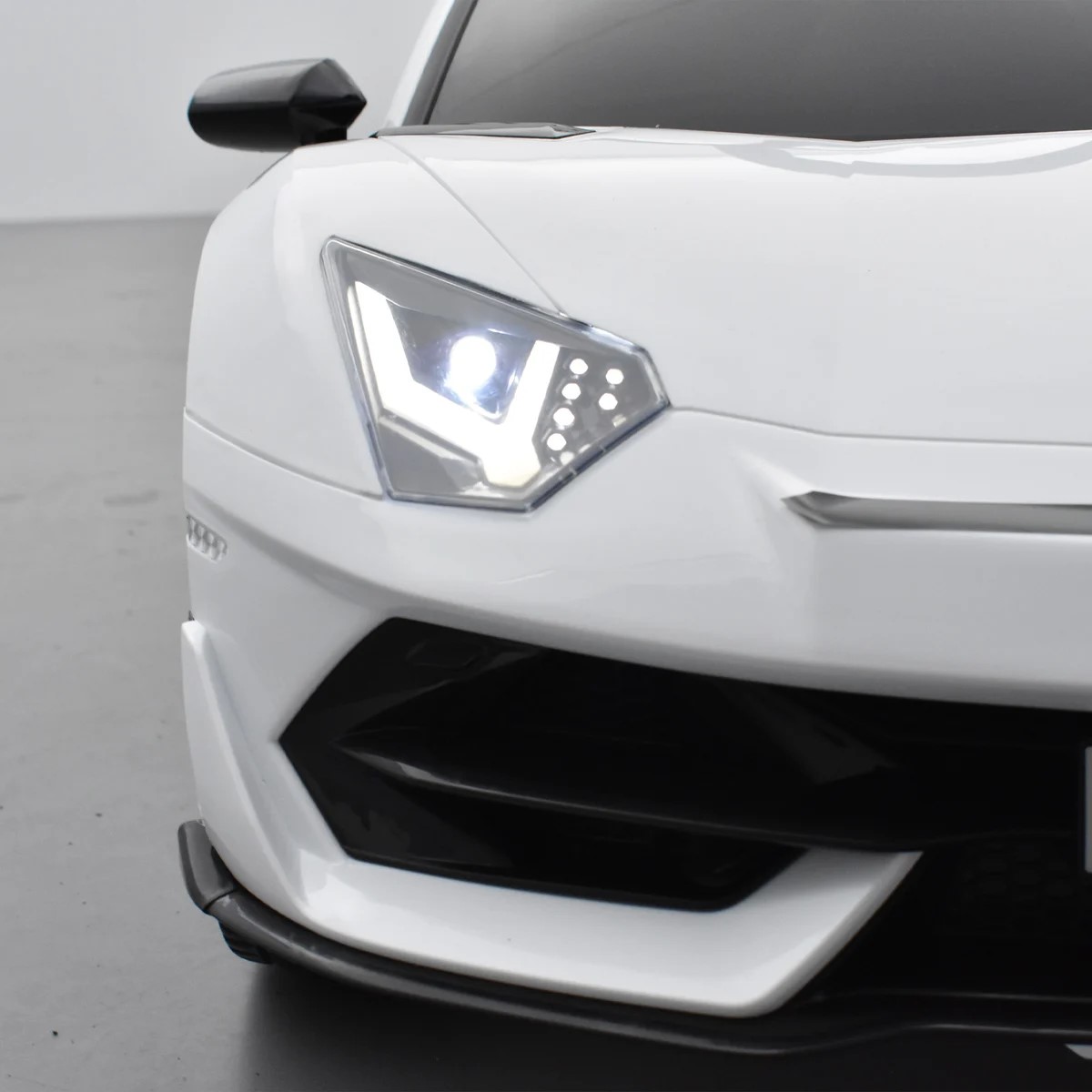 VOITURE ÉLECTRIQUE ENFANT LAMBORGHINI AVENTADOR SVJ 12V BLANC 15 SUR 15
