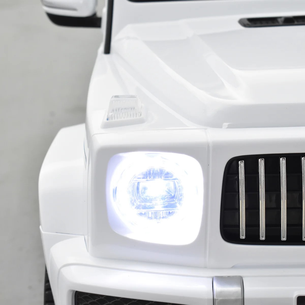 VOITURE ÉLECTRIQUE ENFANT MERCEDES BENZ AMG G63 BLANC  13 sur 15