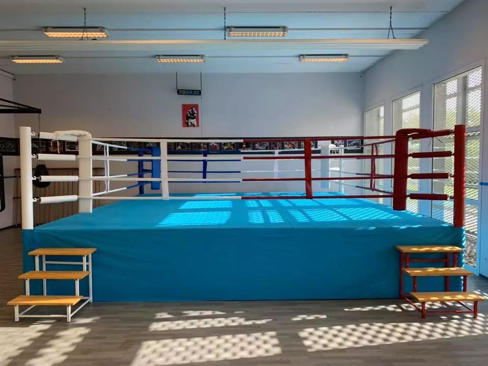 ring-de-boxe-sur-podium-1-m