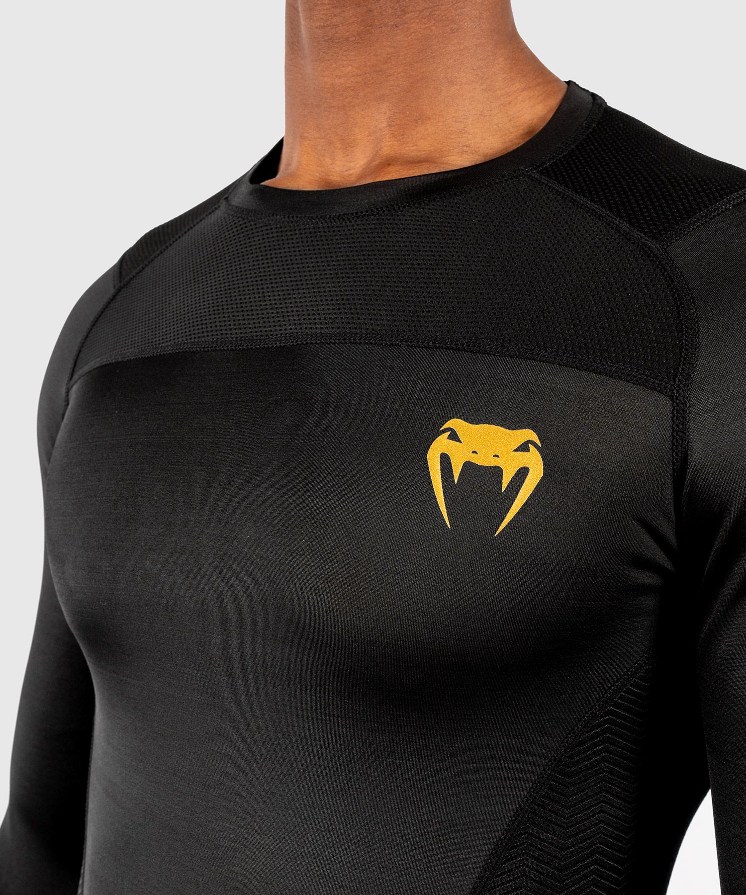 rashguard-manches-longues-venum-noir-or-03726-126