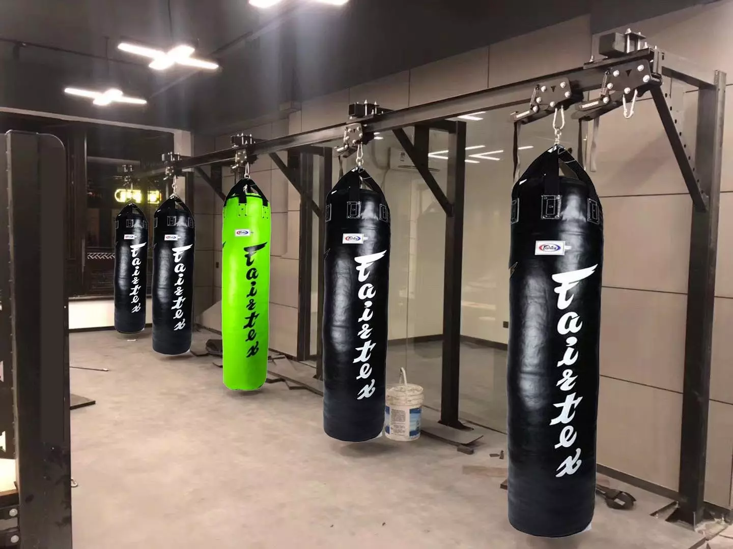 Conveyor rail for PRO punching bag