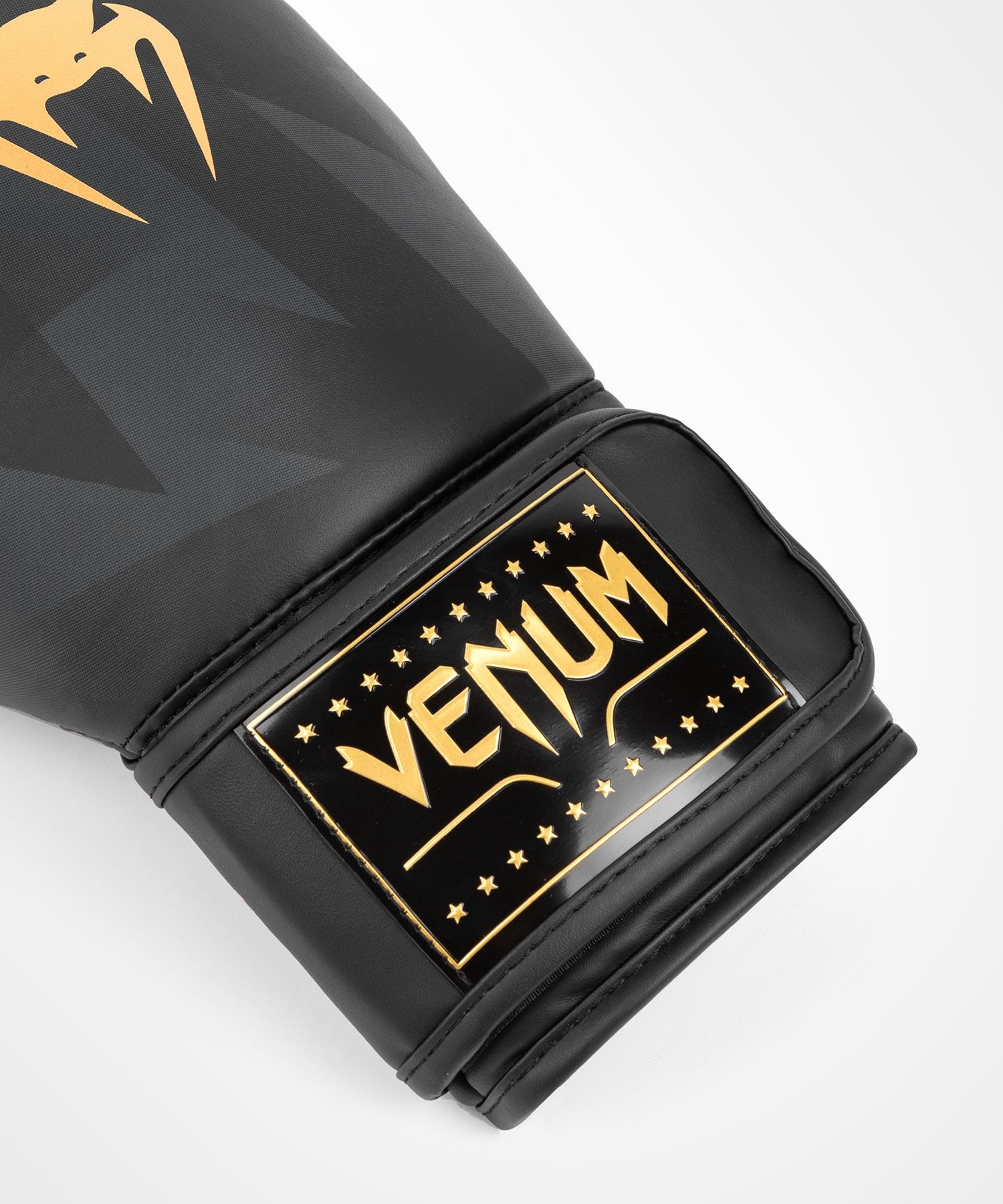 gants-de-boxe-venum-razor-noir-or