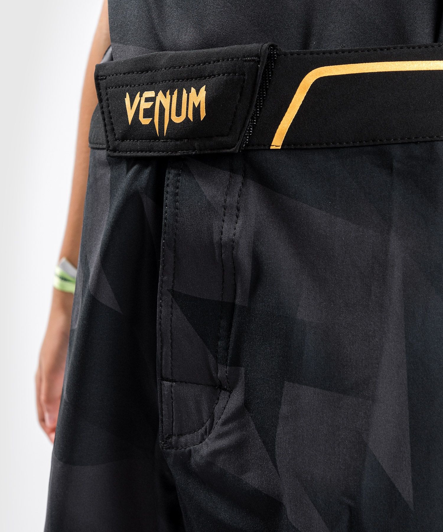 fightshort-mma-razor-venum-noir-or