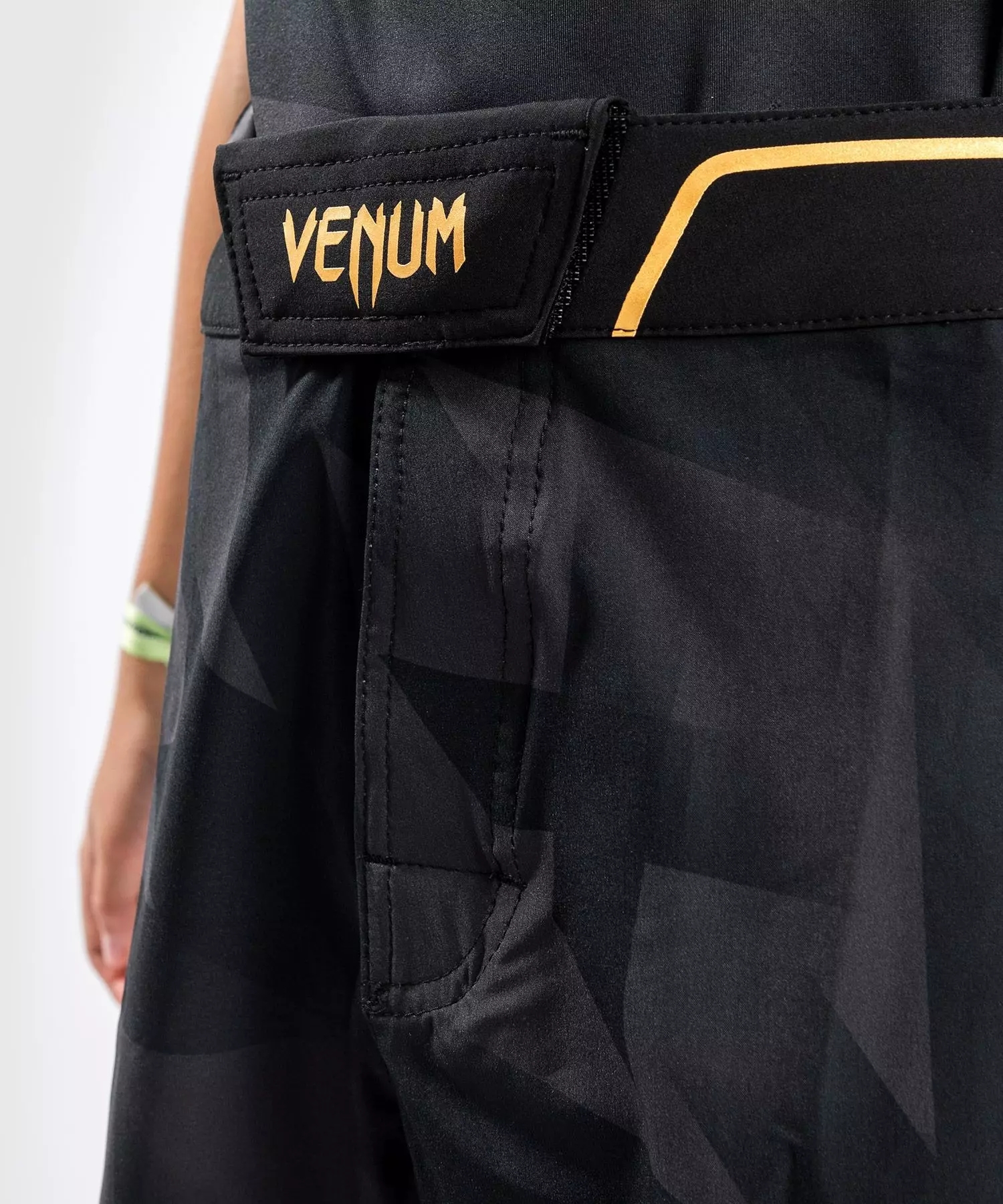 fightshort-mma-razor-venum-noir-or