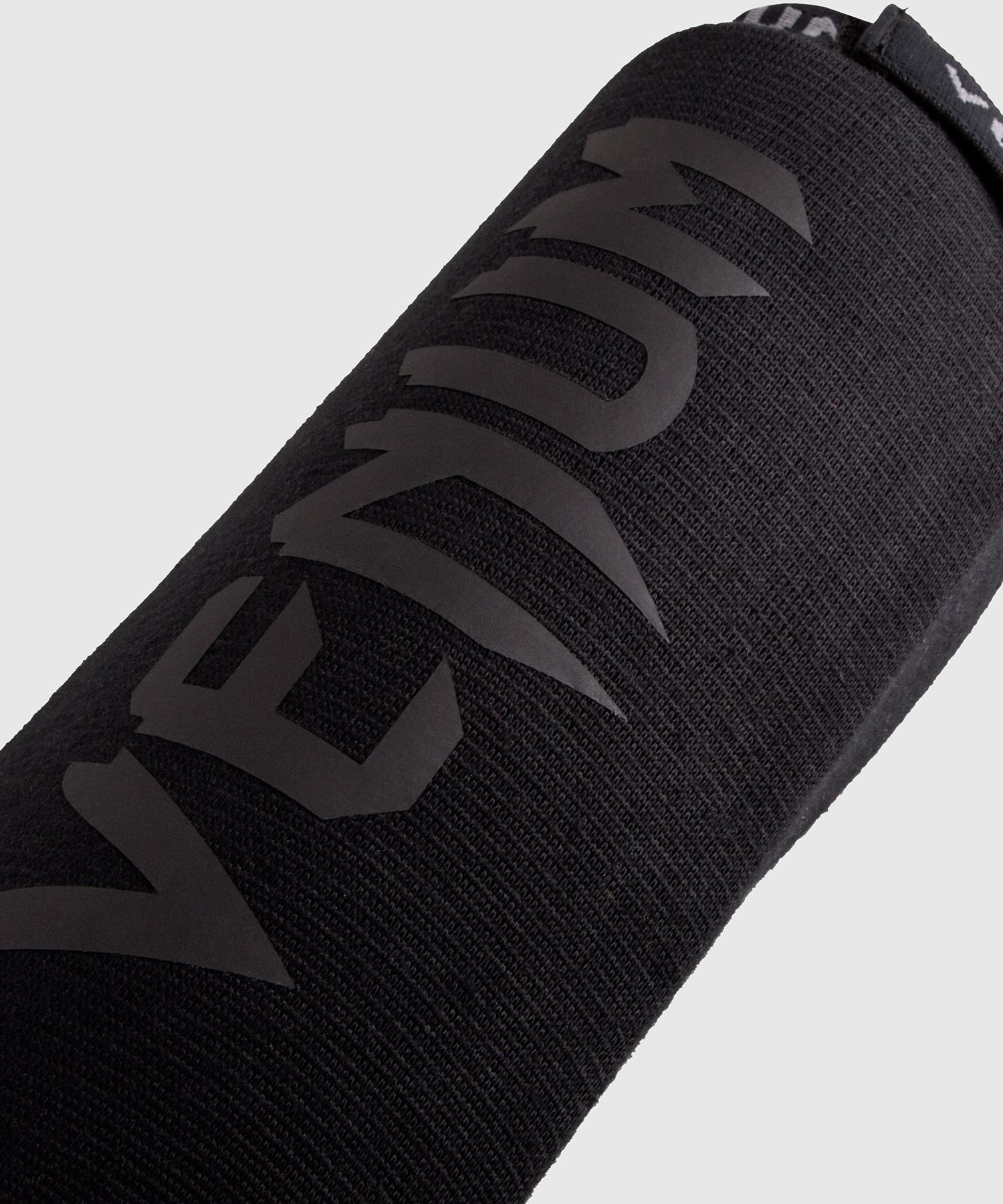 protege-tibias-et-pied-venum-kontact-noir-noir