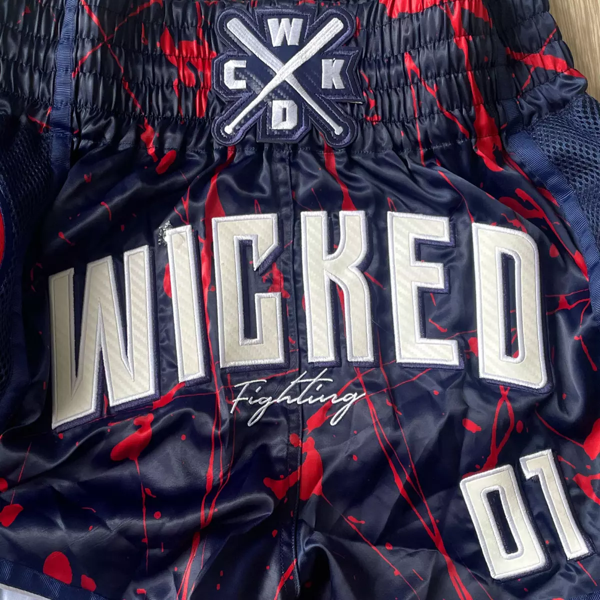 short-de-boxe-thai-wicked-one-bad-bear-navy-rouge